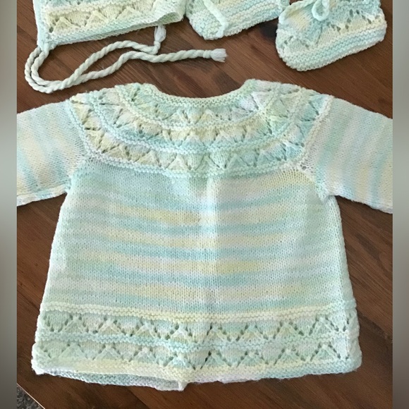 HAND KNITTED INFANT SET - Picture 4 of 5